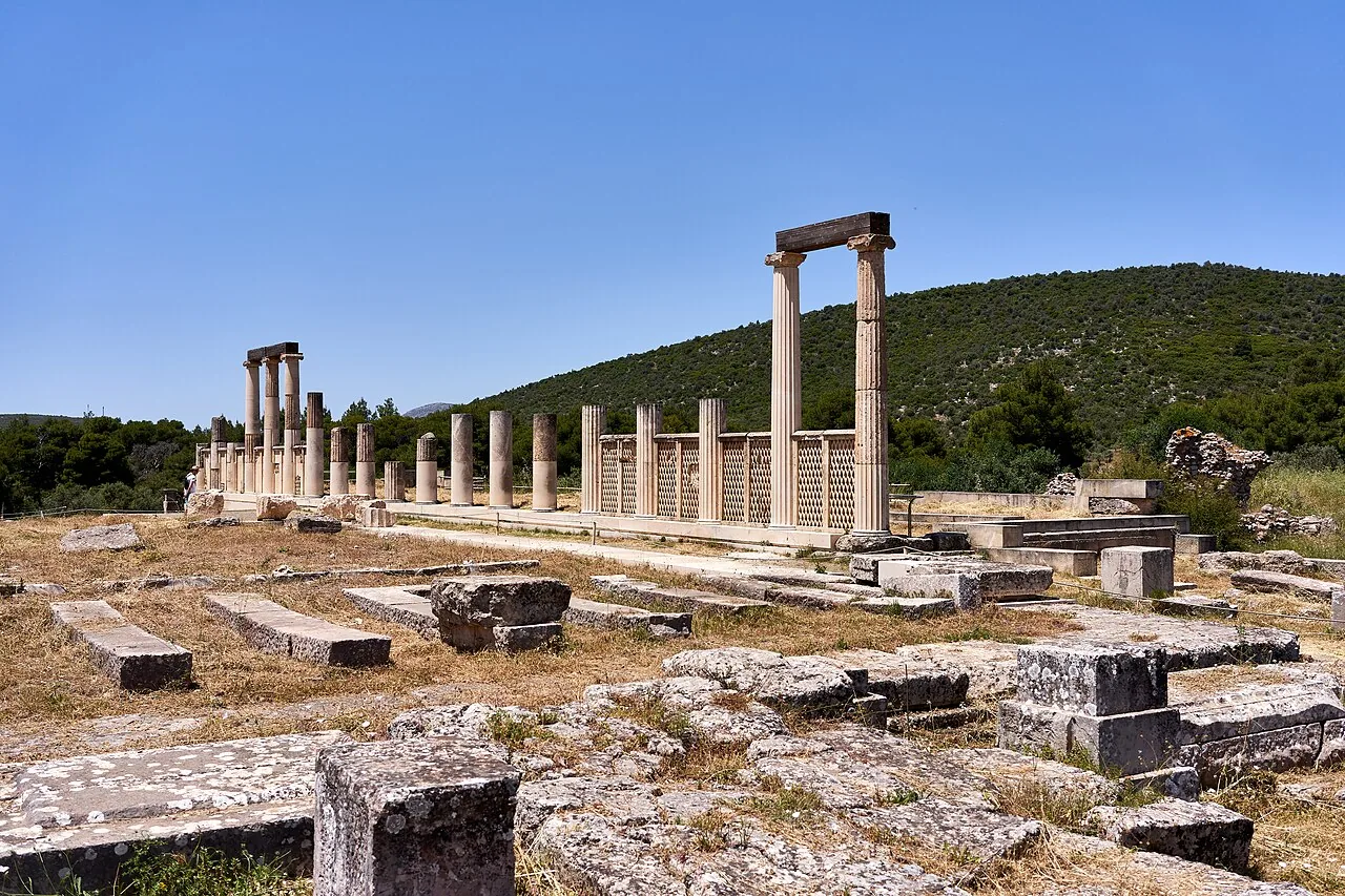 ギリシャのエピダウロスに残るアバトンの石柱と遺構