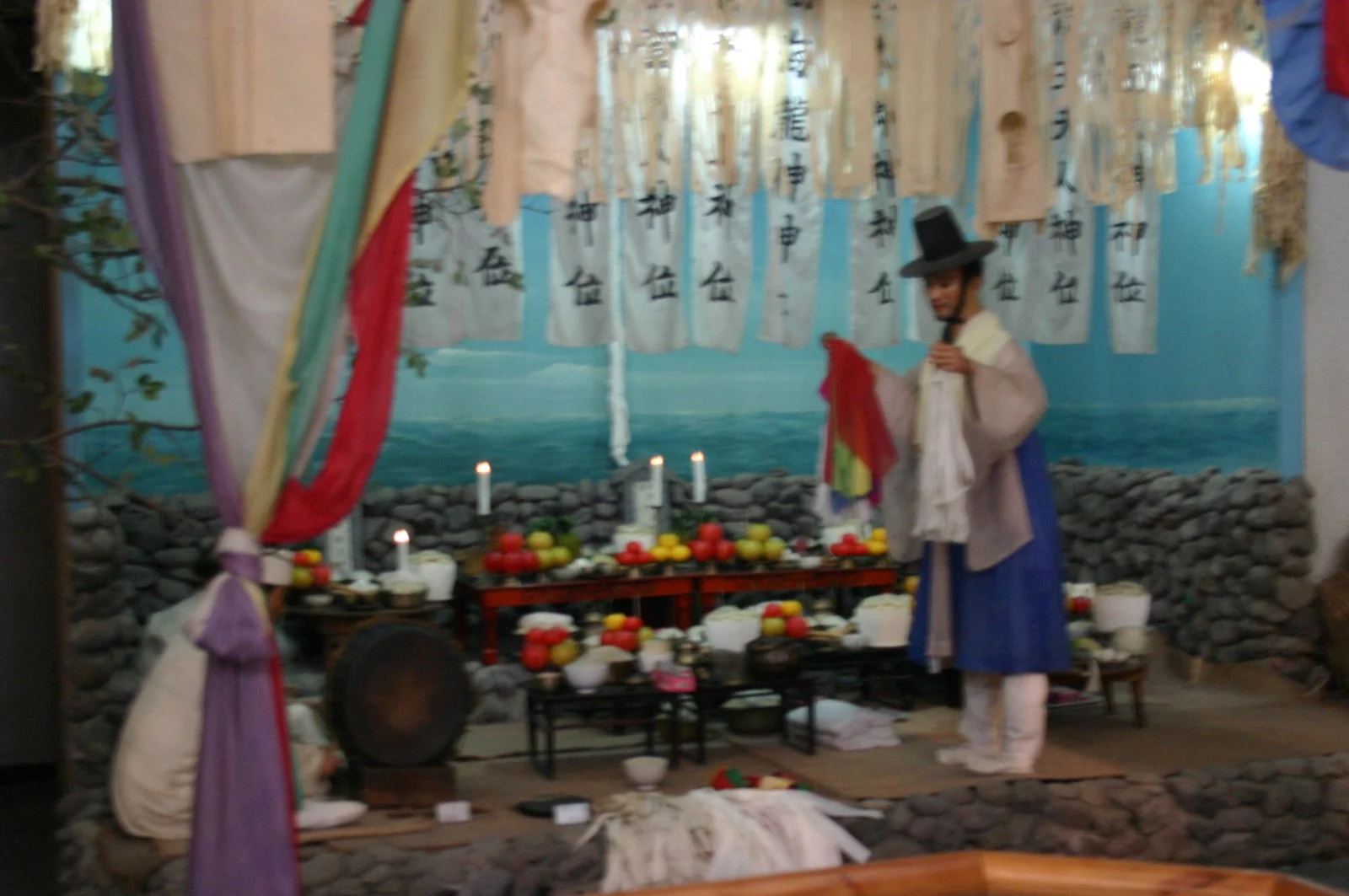 済州の祈祷儀礼グッを、人形と祭壇、供物で表した博物館展示