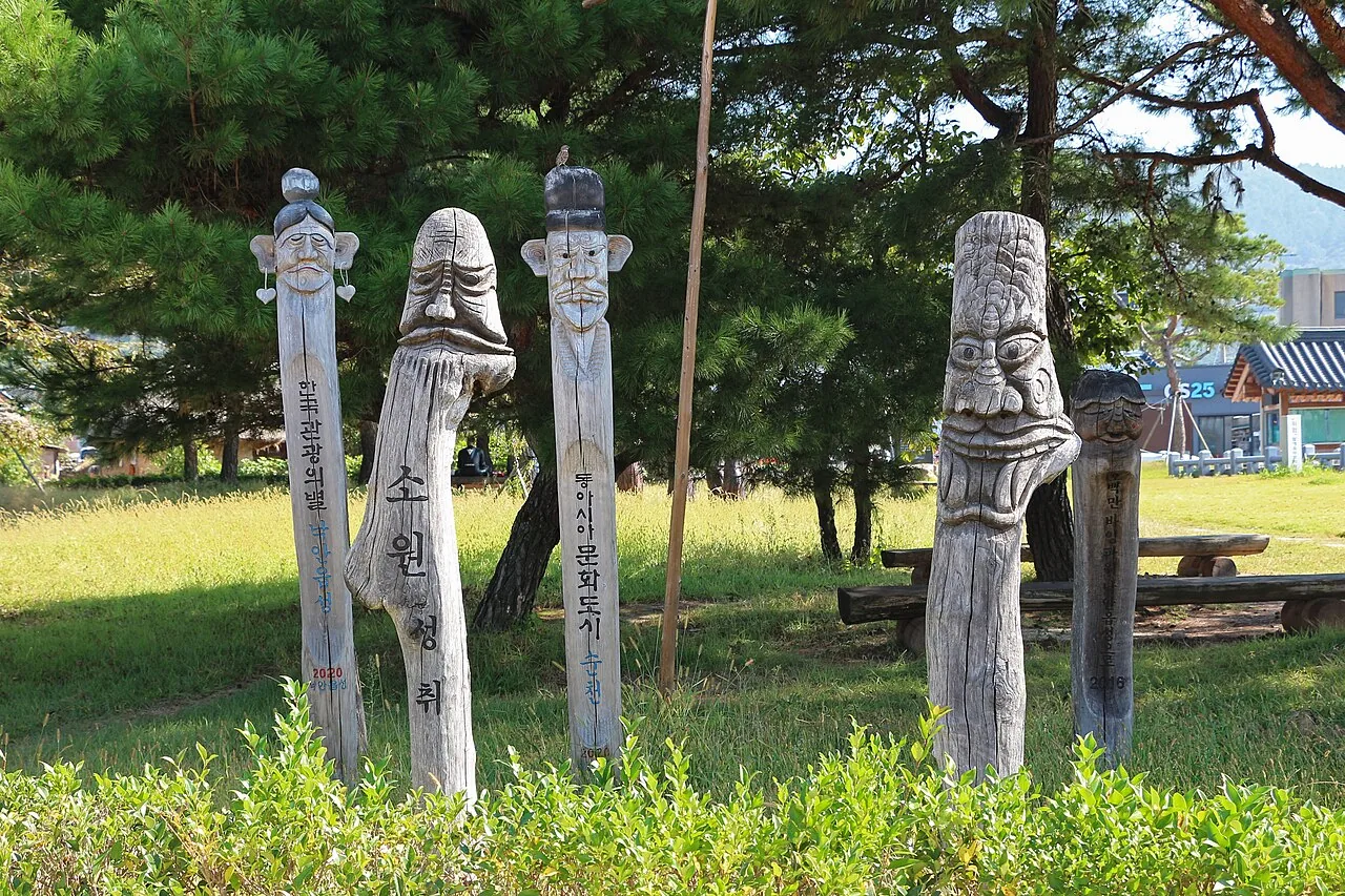 韓国の村に実際に立つ木彫りのチャンスン