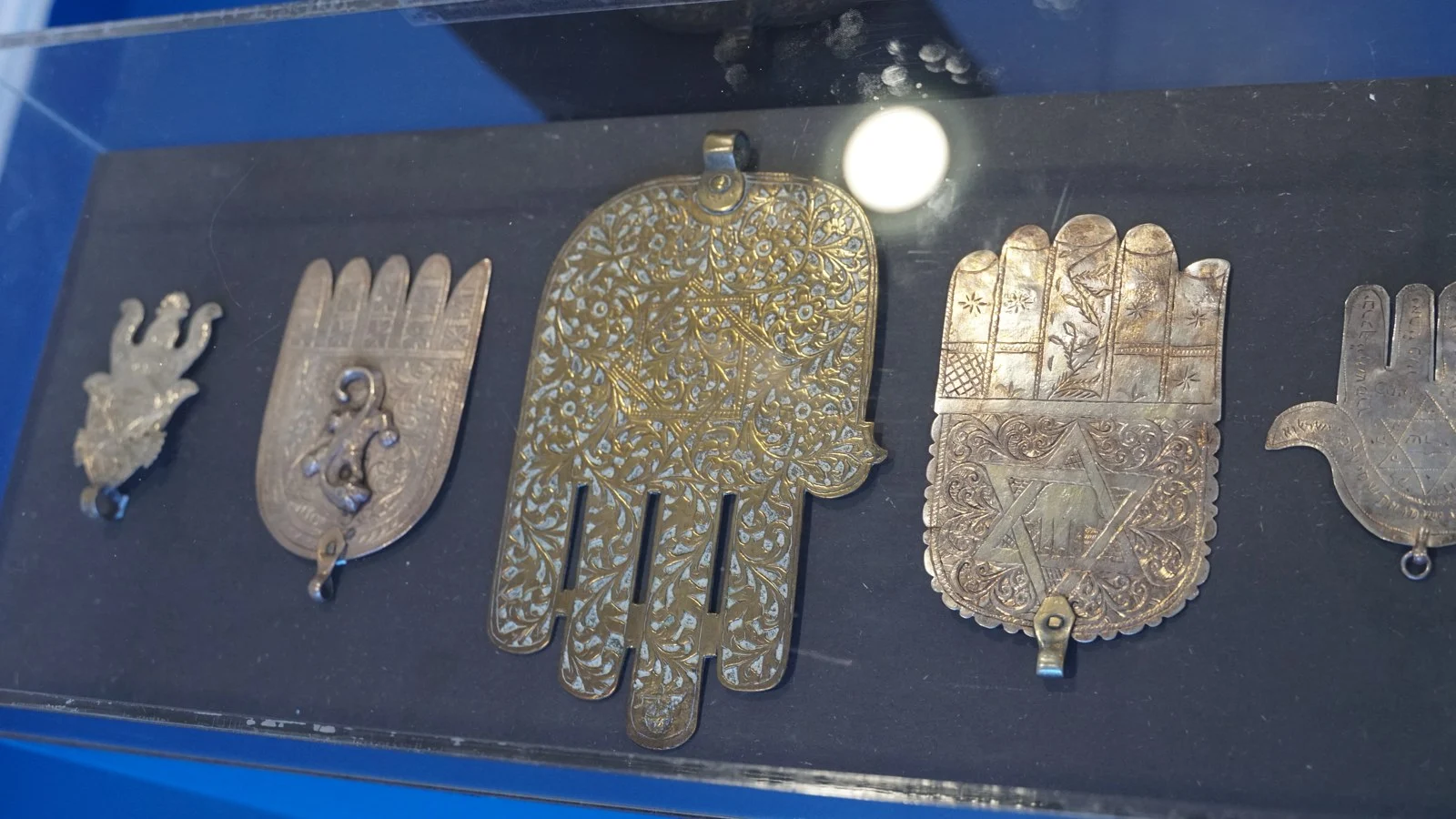 ベルギーのユダヤ博物館に展示された、ヘブライ文字などで装飾されたモロッコの手形の護符