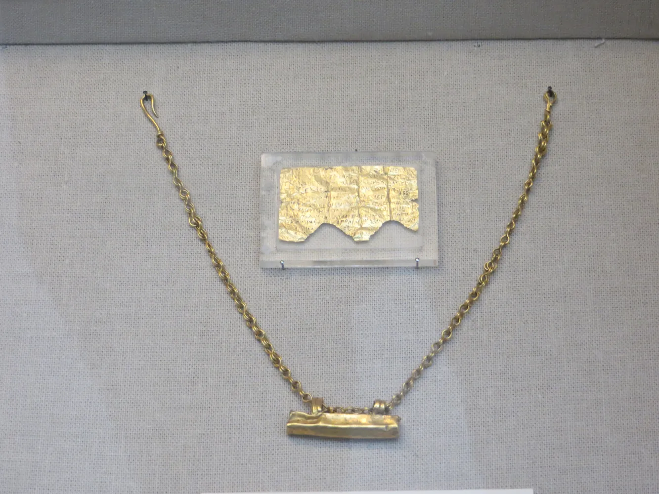 ペテリアで見つかった古代ギリシャの金板と、金の容器の実物