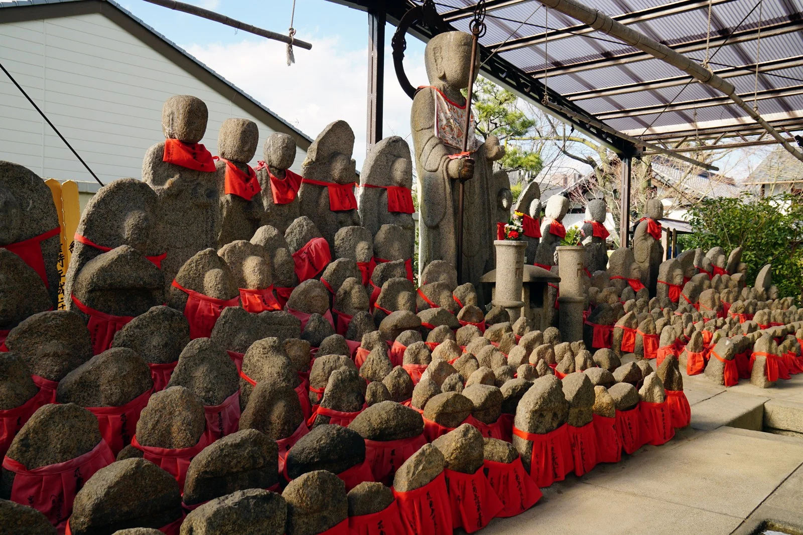 六道珍皇寺の境内に並ぶ赤い前掛けを着けた地蔵像