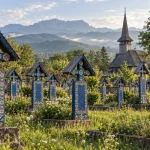 青い木の十字架と花の咲く墓地をモチーフにした情景